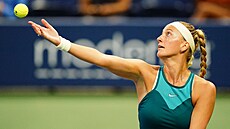 Petra Kvitová podává bhem prvního kola US Open.