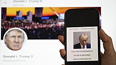 Trumpova policejní fotka u koluje na sociální síti. (25. srpna 2023)