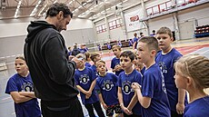 Ú�astníci p�ím�stského kempu a extraligová elita, tohle spojení uprost�ed léta...