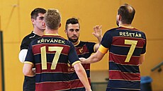 Plzeský futsalista Tomá Vnuk (uprosted) pijímá gratulace od spoluhrá po...