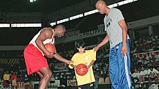 Americké basketbalové legendy Earvin "Magic" Johnson (vlevo) a Kareem Abdul...