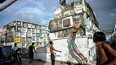 Vášeň pro basketbal se u Filipínců projevuje i tak, že  ho hrají všude kde se...