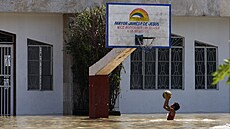 Vá�e� pro basketbal u Filipínc� nezastaví ani �asté povodn�.