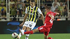 Michal Sadílek (vpravo) z Twente brání Merta Muldura z Fenerbahce.