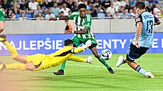 David Strelec (vpravo) ze Slovanu Bratislava v anci ped brankáem Limassolu.