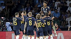 Jude Bellingham (naho�e) z Realu Madrid p�ijímá od spoluhrá�� gratulace ke gólu...