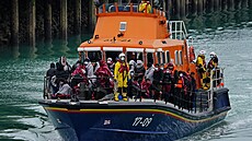 Skupina pravdpodobných migrant doplouvající do pístavu do Doveru (11....