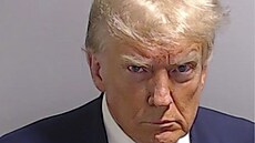 Donald Trump na policejní fotografii, kterou po�ídil �erif Fultonského okresu....