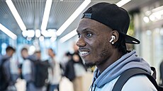 Igoh Ogbu ze Slavie na pra�ském leti�ti p�i odletu k pohárové odvet� proti...