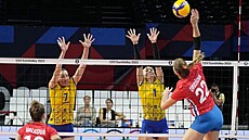 eská volejbalistka Gabriela Orvoová (vpravo) smeuje proti Ukrajin.