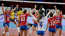 eské volejbalistky slaví povedenou akci v zápase s Ukrajinou.
