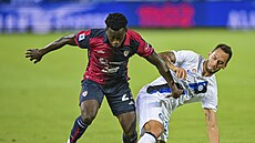 Hakan Calhanoglu (vpravo) z Interu Milán a Ibrahim Sulemana z Cagliari bojují o...