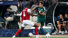 Jorgos Vajanidis (vpravo) z Panathinaikosu úto�í kolem Sikoua Niakateho z Bragy.