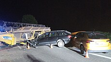 Nehoda dvou osobních aut a kombajnu u Úlibic na Jiínsku (20. srpna 2023)