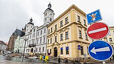Opravy na hradeckém Velkém nám�stí komplikují provoz. (9. srpna 2023)