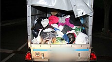 Mu�i v �estlicích vykradli 12 kontejner� na oble�ení