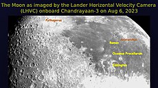 Snímek Měsíce s popsanými útvary pořízený při letu sondy Čandrájan-3 kamerou...