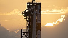 Raketa Falcon 9 s lodí CrewDragon pipravená na startovací ramp ped odletem...