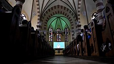 Úastníci bohosluby v kostele svatého Pavla v nmeckém Fürthu, která byla z...