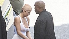 Bianca Censori a Kanye West (�ím, 7. srpna 2023)