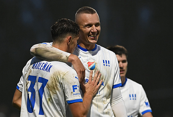Matej Madleák a Ladislav Almási z Ostravy se radují z gólu.