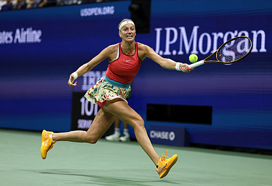 Petra Kvitová se natahuje za míkem ve druhém kole US Open.
