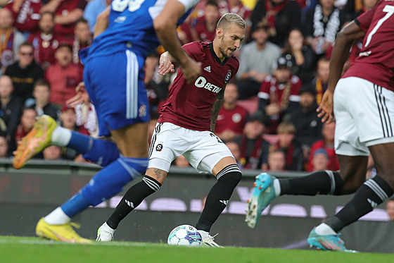 Spar�an Luká� Haraslín si navádí mí� p�ed prvním gólem.