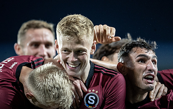 Sparané se radují po gólu do sít Dinama Záheb.