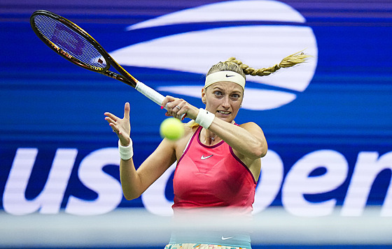 �eská tenistka Petra Kvitová hraje forhend ve druhém kole US Open.
