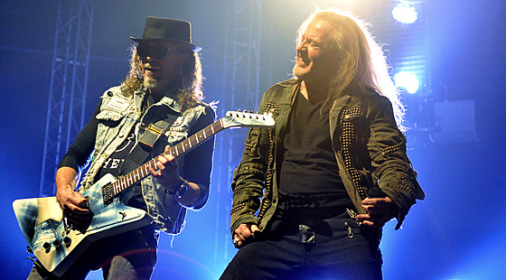 Josef Vojtek (vpravo) a kytarista Tomá Krulich pi koncertu kapely Kabát v...