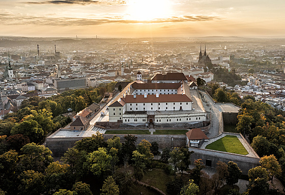 Hrad pilberk shlíející na Brno byl zaloen ve druhé polovin 13. století...