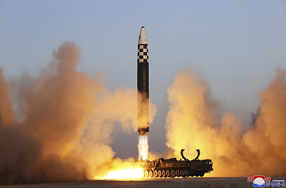 Mezikontinentální balistická raketa pi odpalovacím cviení na mezinárodním...