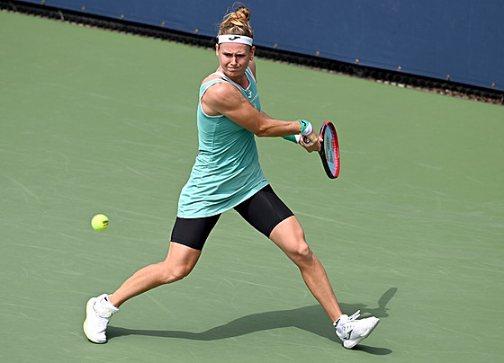 eská tenistka Marie Bouzková se napahuje k bekhendu na US Open