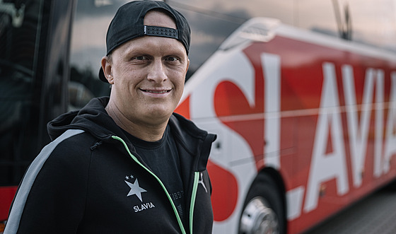 Slávistický Supporter Liaision Officer (SLO) Martin Benda slouí jako...