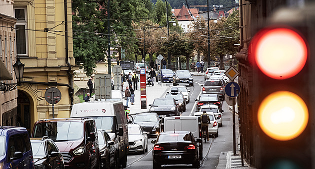 Když se zpoplatní vjezd do centra, chce Praha 6 omezit dopravu i na svém území
