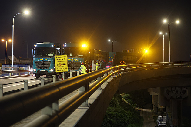 Šest náklaďáků, 48 tun. Barrandovský most prošel prvním testem po opravě
