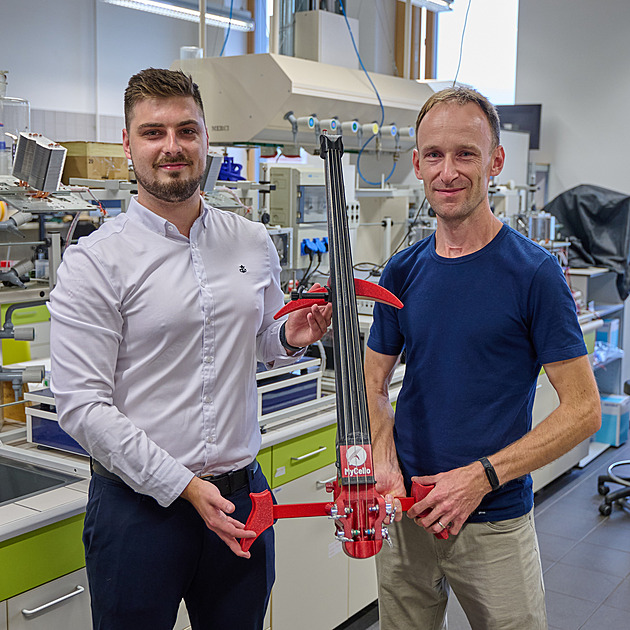 Jak „hraje“ plast? Vědci hledají nejlepší materiál pro nástroj z 3D tiskárny