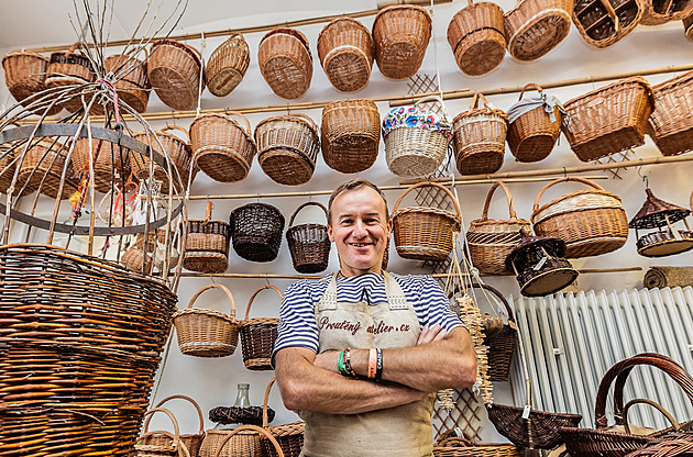 Býval manažerem, nyní plete koše. Řemeslo se učil od krkonošských mistrů