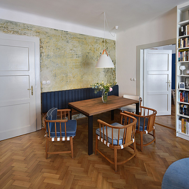 Repasované kousky nábytku, podlahy i dveře dokázaly v bytě malý zázrak