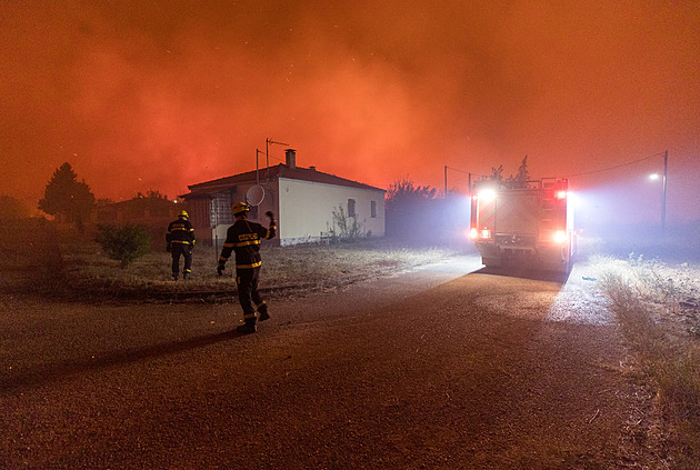Ničivé požáry v Řecku stále neustávají. U národního parku hasili i Češi
