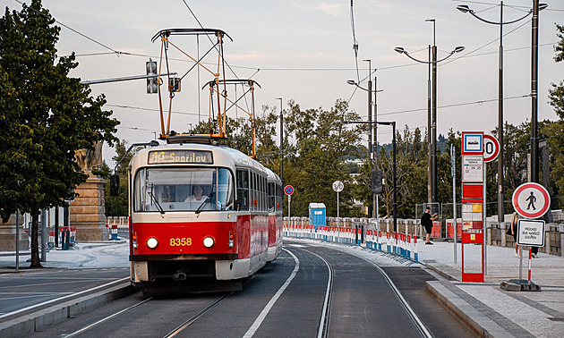 Stržená trolej na tři hodiny zastavila provoz tramvají v okolí Staroměstské