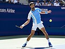 Srbský tenista Novak Djokovi hraje forhend ve druhém kole US Open.