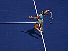 Tenistka Karolína Muchová smeuje ve druhém kole US Open.