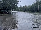 Pohled na zaplavenou silnici v Jiní Karolín. (30. srpna 2023)