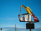 Po pechodu hurikánu Idalia v Perry na Florid je vidt nápis McDonald's...