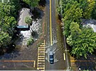 Na leteckém snímku projídí auto zaplavenou ulicí po pechodu hurikánu Idalia v...