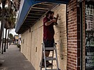 Steve Pizzano pomáhá píteli zakrýt obchod se suvenýry ped píchodem hurikánu...