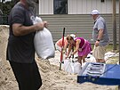 Obyvatelé plní pytle s pískem v rámci píprav na hurikán Idalia na ostrov...