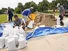 Obyvatelé okresu Flagler plní pytle pískem a pipravují se na píchod hurikánu...