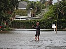 59letý Victor Cristia stojí v záplavové vod zpsobené hurikánem Idalia pi...